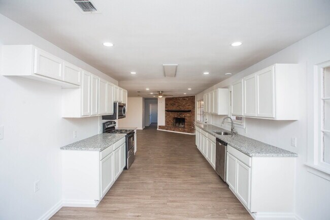 Building Photo - Pre-Leasing for Summer 2026!