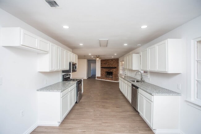 Building Photo - Short-Term Lease!