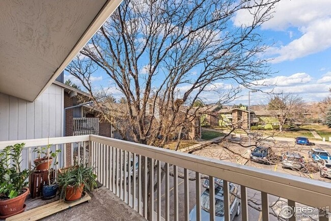 Building Photo - Top Floor 2bed/2bath Condo - Open Floor Pa...