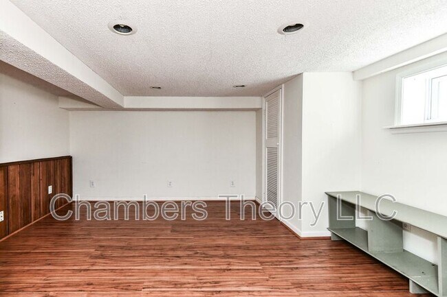 Building Photo - 419 S Barton St