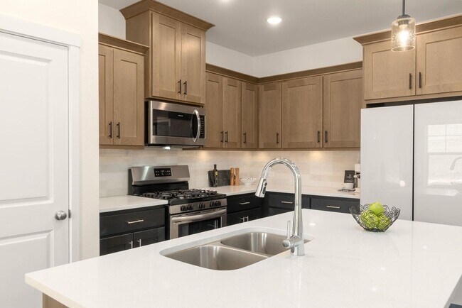 Building Photo - Modern 3 Bedroom, 2.5 Bathroom Townhome in South Cooper Mountain