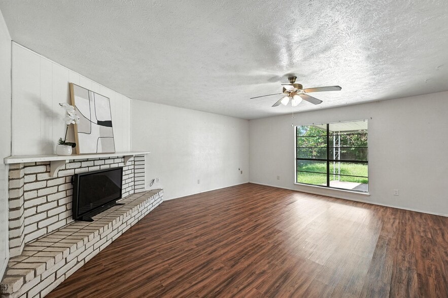 Building Photo - 7101 Christie Ln