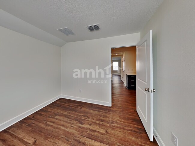 Building Photo - 1135 Walden Pond Dr