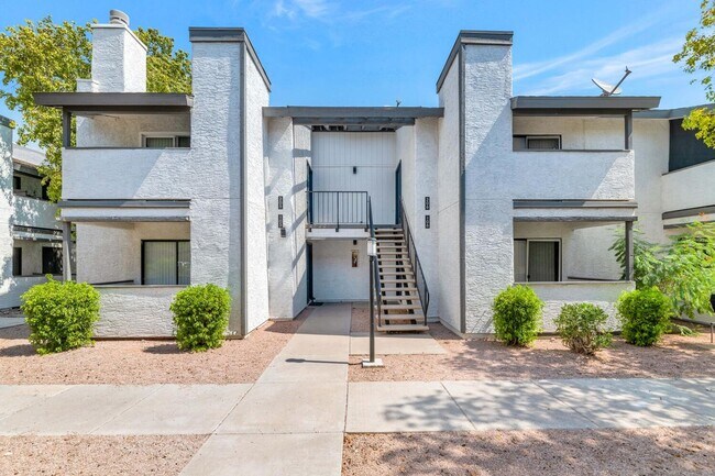 Building Photo - 2 Bed 2 Bath, Updated Apartment