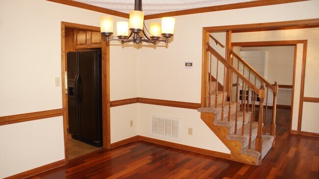 Building Photo - 1221 Clearwater Ln
