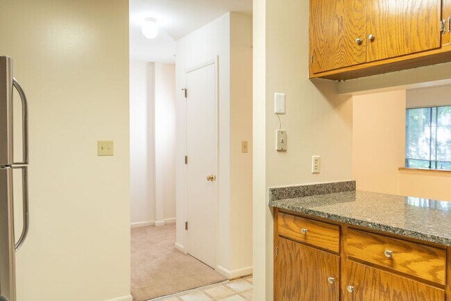 Building Photo - 2 Bedroom Townhouse Available in July