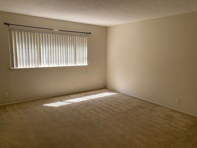 Building Photo - Great Phillips Ranch Home – 3+Office+2 - $...