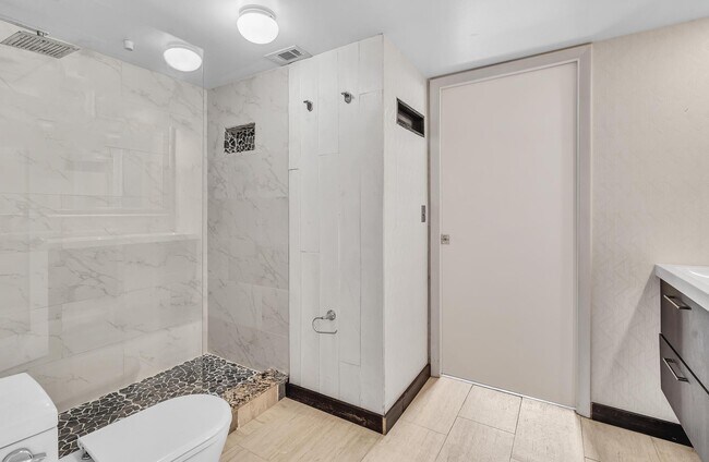 Building Photo - 2820 N Oakland Forest Dr