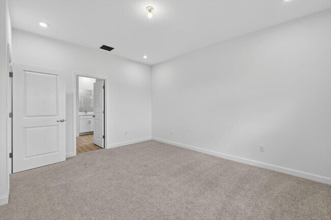 Building Photo - 14335 SW Skye Dr