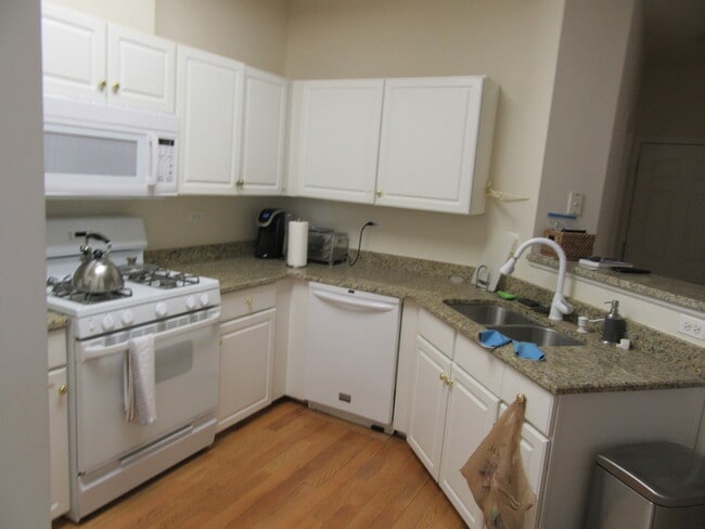 Building Photo - 440 E Thornhill Ln