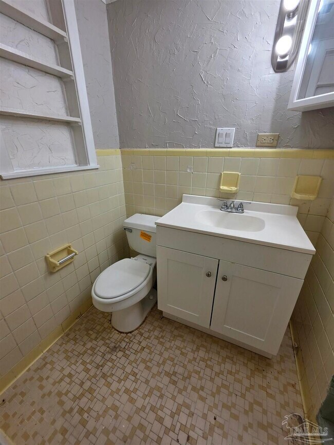 Building Photo - 5733 Orange St
