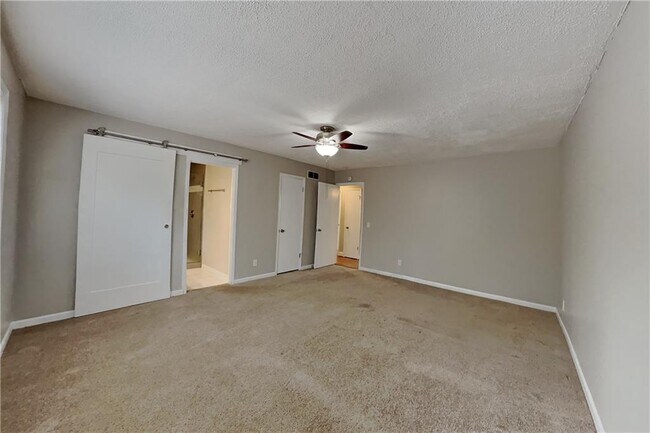 Building Photo - 2731 Georgian Terrace