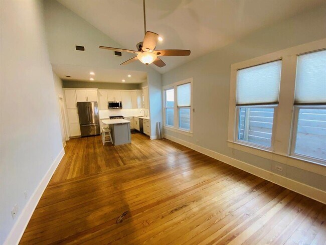 Building Photo - 521 E Live Oak St