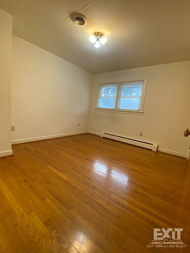 Building Photo - Well Maintained brick ranch home