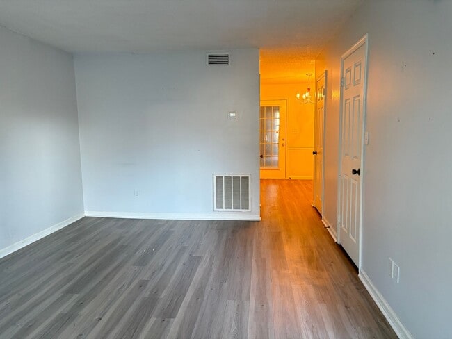 Building Photo - MOVE IN SPECIAL: 2 Bedroom, 1.5 Bathroom Condo in Winston-Salem!