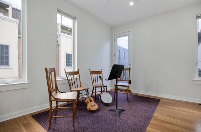 Building Photo - 860 N Leithgow St