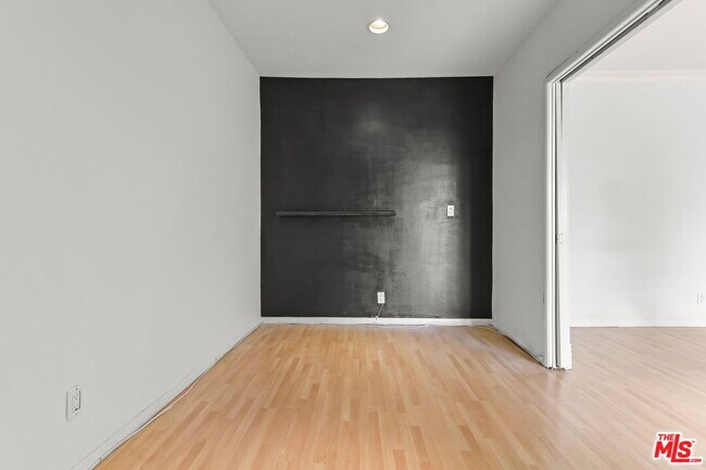 Building Photo - 8550 Holloway Dr