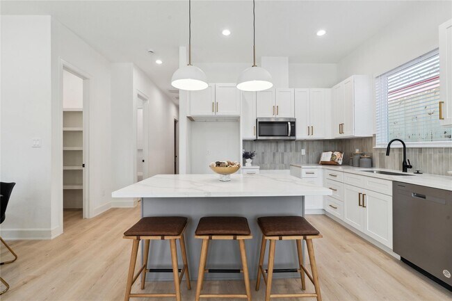 Building Photo - 6528 Weston St