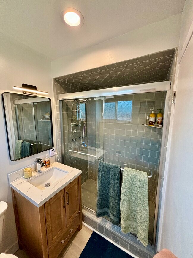 Building Photo - 1333 Currant Ave