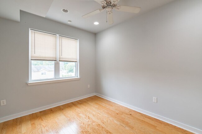 Building Photo - Five Bed Manayunk Apartment