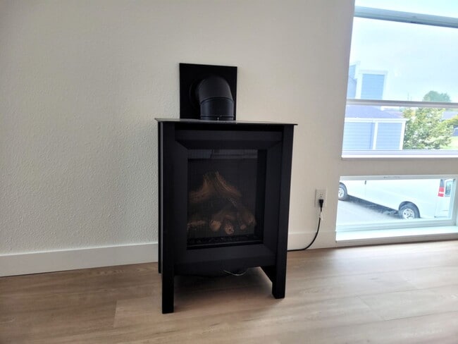 Building Photo - Spacious and Updated 1 Bedroom - H street 2C