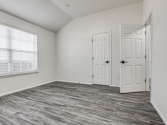 Building Photo - Newly remodeled home in Yukon!