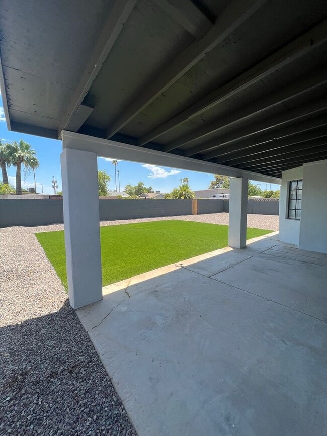 Building Photo - Remodeled 4 Bed/2 Bath in great ASU neighborhood