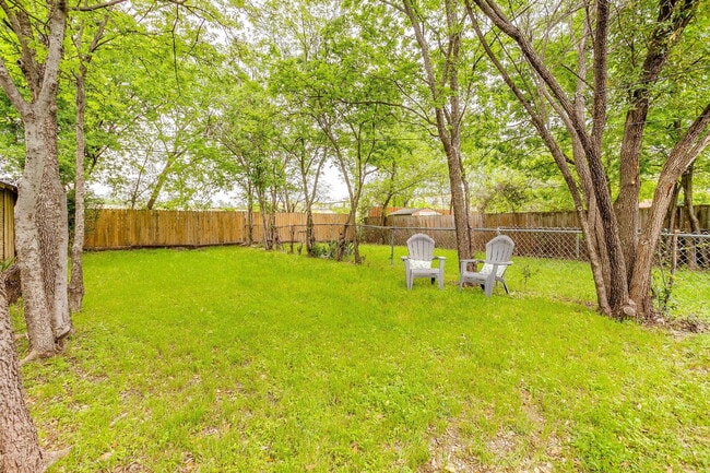 Building Photo - Charming 2-Bed Duplex in Heart of Fort Worth!