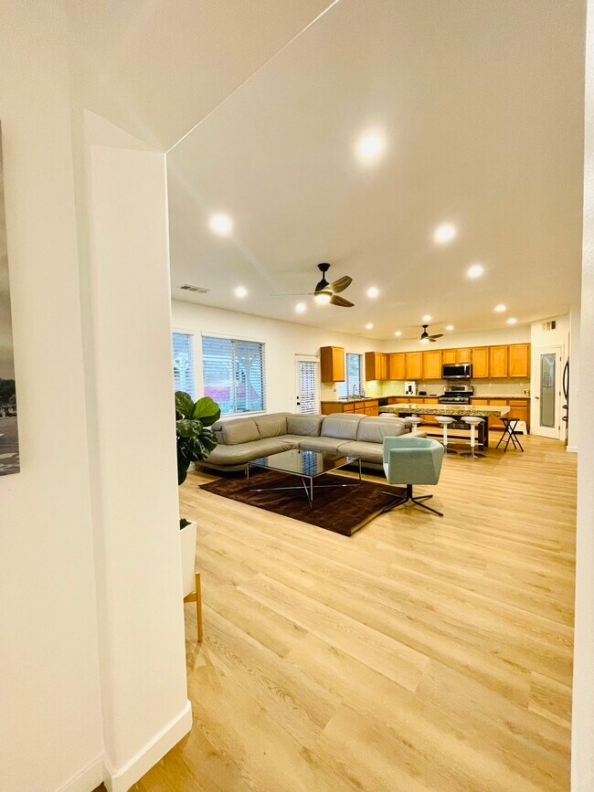 Building Photo - 38343 Bonino Dr
