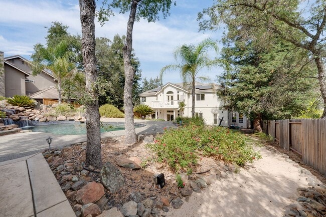 Building Photo - Luxury 4BR Home with Pool & Outdoor Kitche...