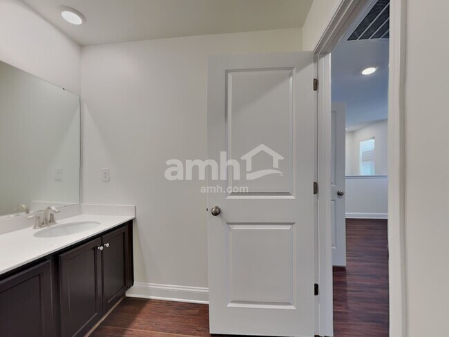 Building Photo - 606 Rivermist Dr