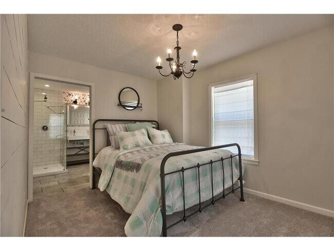 Building Photo - Beautiful Waldo Property - First Floor Living