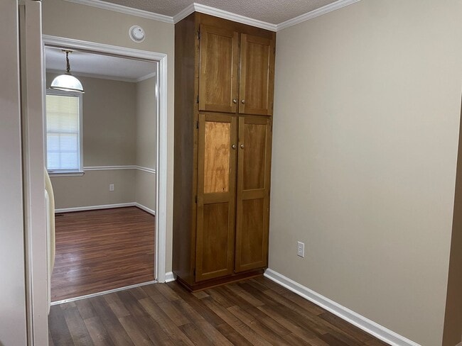 Building Photo - Beautiful 3 bed, 2 bath brick home located...