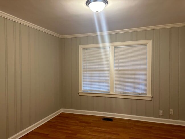 Building Photo - Spacious home