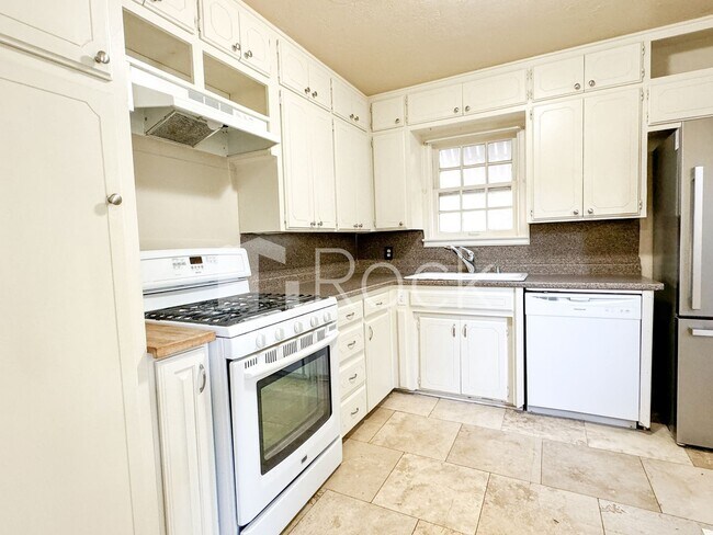Building Photo - 2 Bedrooms plus Bonus Room near Mayfair Area in NW OKC