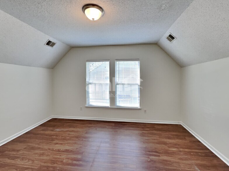 Building Photo - 15010 Ashlight Dr