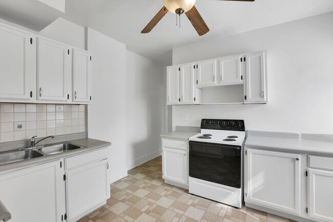Building Photo - 461-463 Reinhard Ave