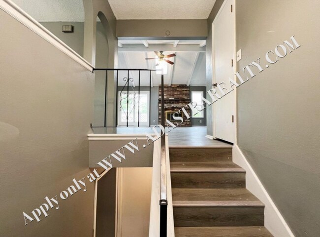Building Photo - Cozy 4 Bedroom 3 Bath in Olathe-Available ...