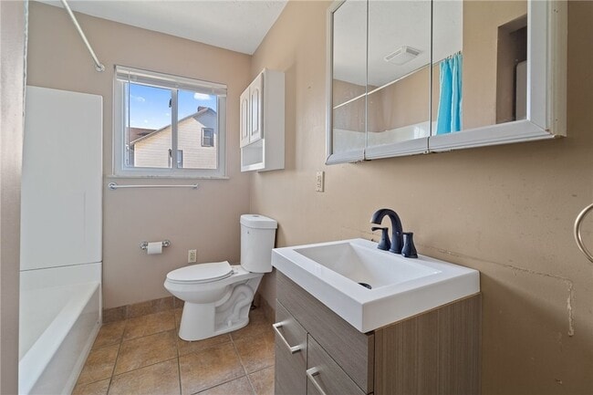 Building Photo - 1001 5th St