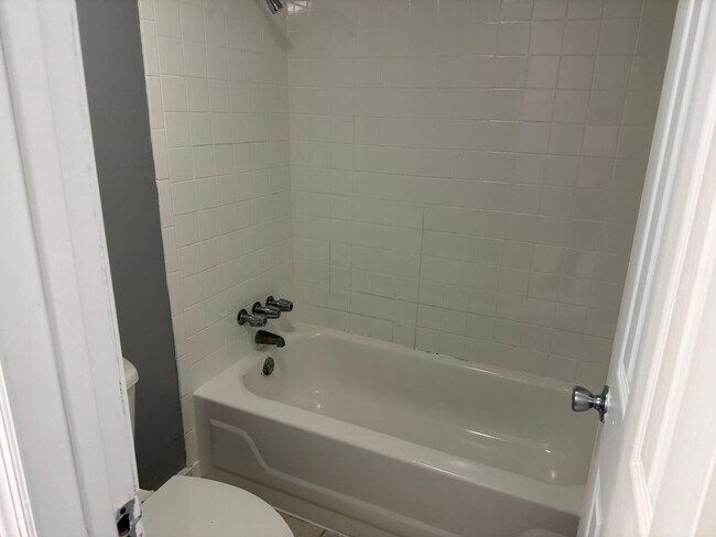 Building Photo - * MOVE IN SPECIAL * 1/2 OFF 2ND MONTH'S RENT!! Spacious 876 SF Unit - 2 bd / 1 ba near UF - Brand...
