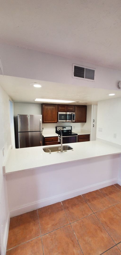 Building Photo - Two bedroom town home near the Mall at Mil...