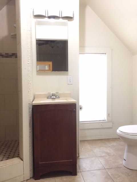 Building Photo - **RESERVE NOW FOR SUMMER 2026* * Great 5 Bedroom house close to Downtown