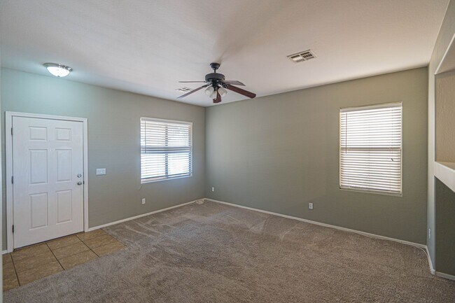 Building Photo - Move in READY! Perfect 3 bed/ 2 bath home ...