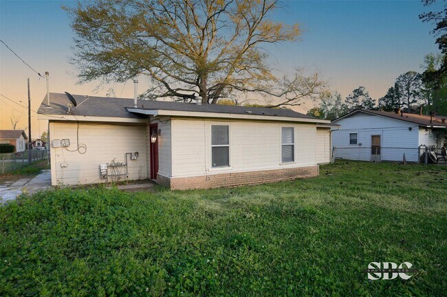 Building Photo - BIG HOME IN GARDEN VALLEY AREA OF SHREVEPORT