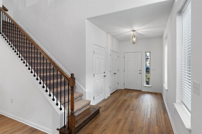 Building Photo - 348 Rend Dr