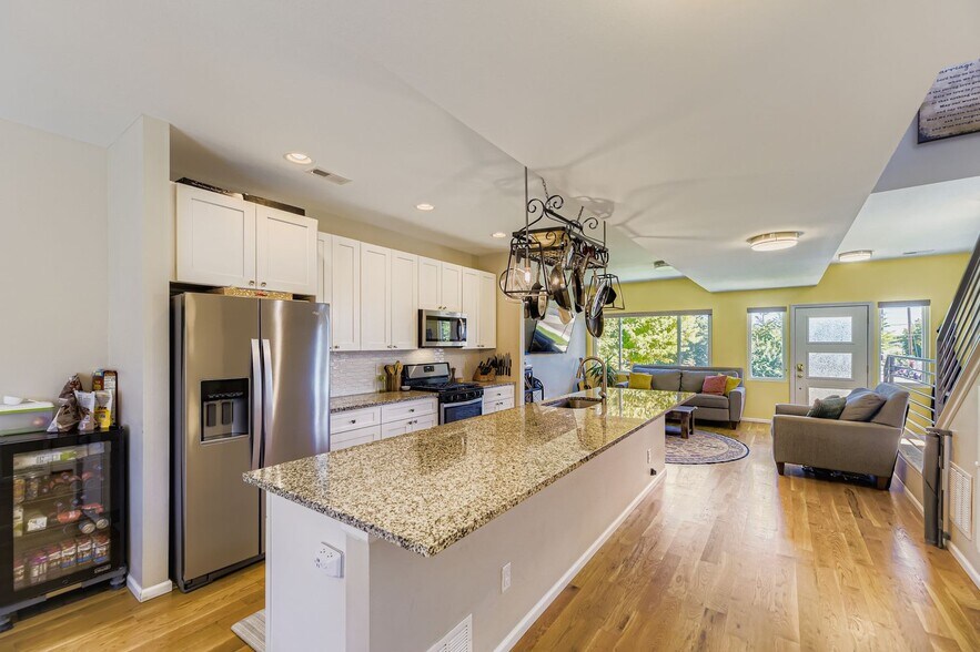 Kitchen island w/bar seating - 1197 S Mariposa St