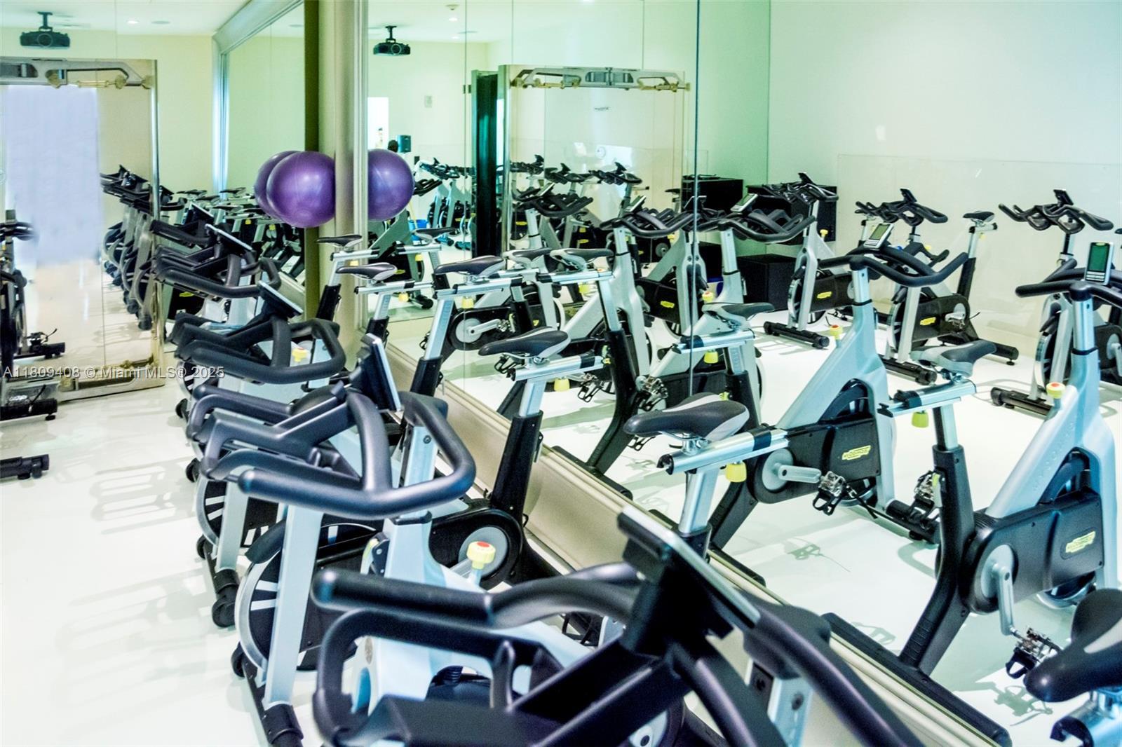 Building Photo - 495 Brickell Ave