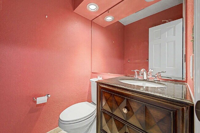 Building Photo - "Spacious 4-Bedroom Oasis with 4 Full Baths in Prime Englewood Location – 3306 Sq. Ft. of Comfort...