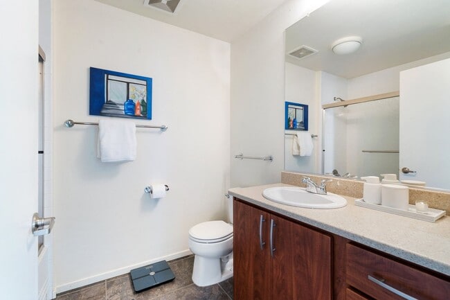 Building Photo - 2 Bed, 2 Bath Bright & Modern Condo in the Pearl District - Now Available!