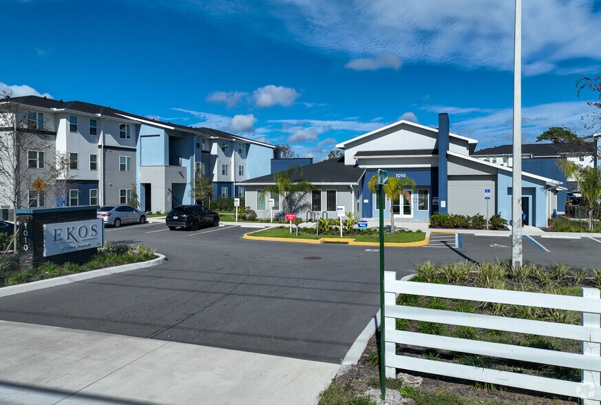 Building Photo - Ekos at Lake Shadow